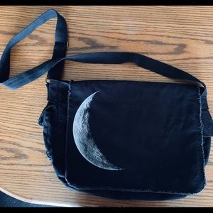 BLACK MOON MESSENGER BAG